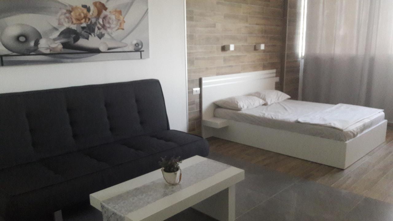Apart 4*